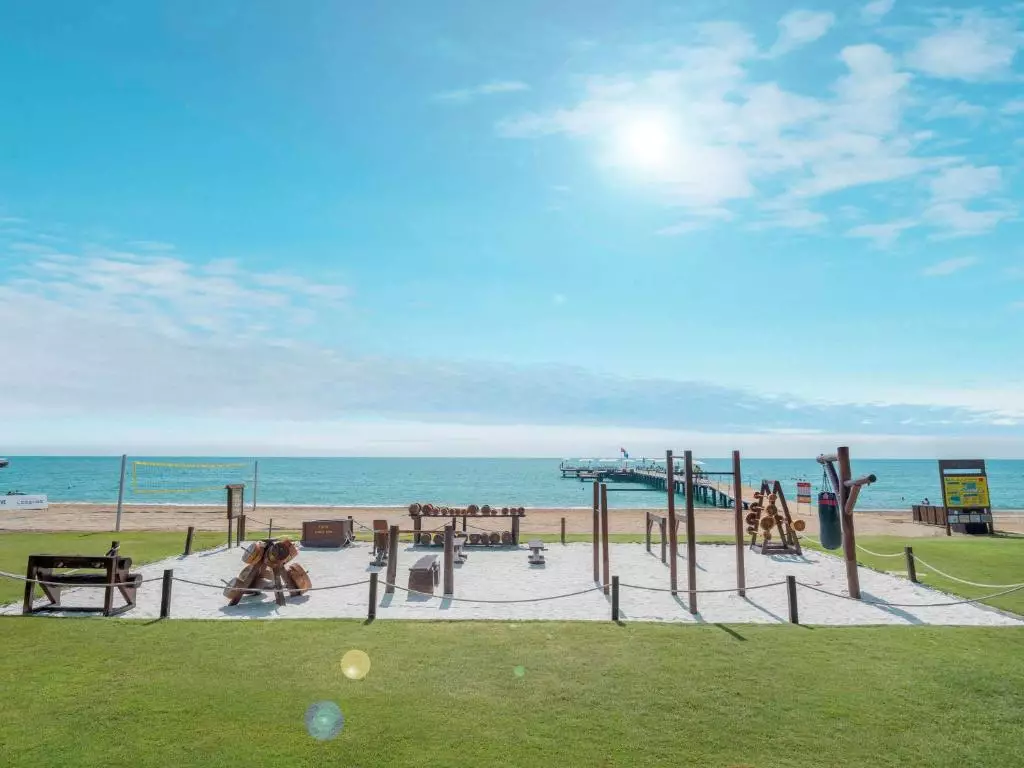 باشگاه ساحلی هتل ریکسوس پریمیوم بلک